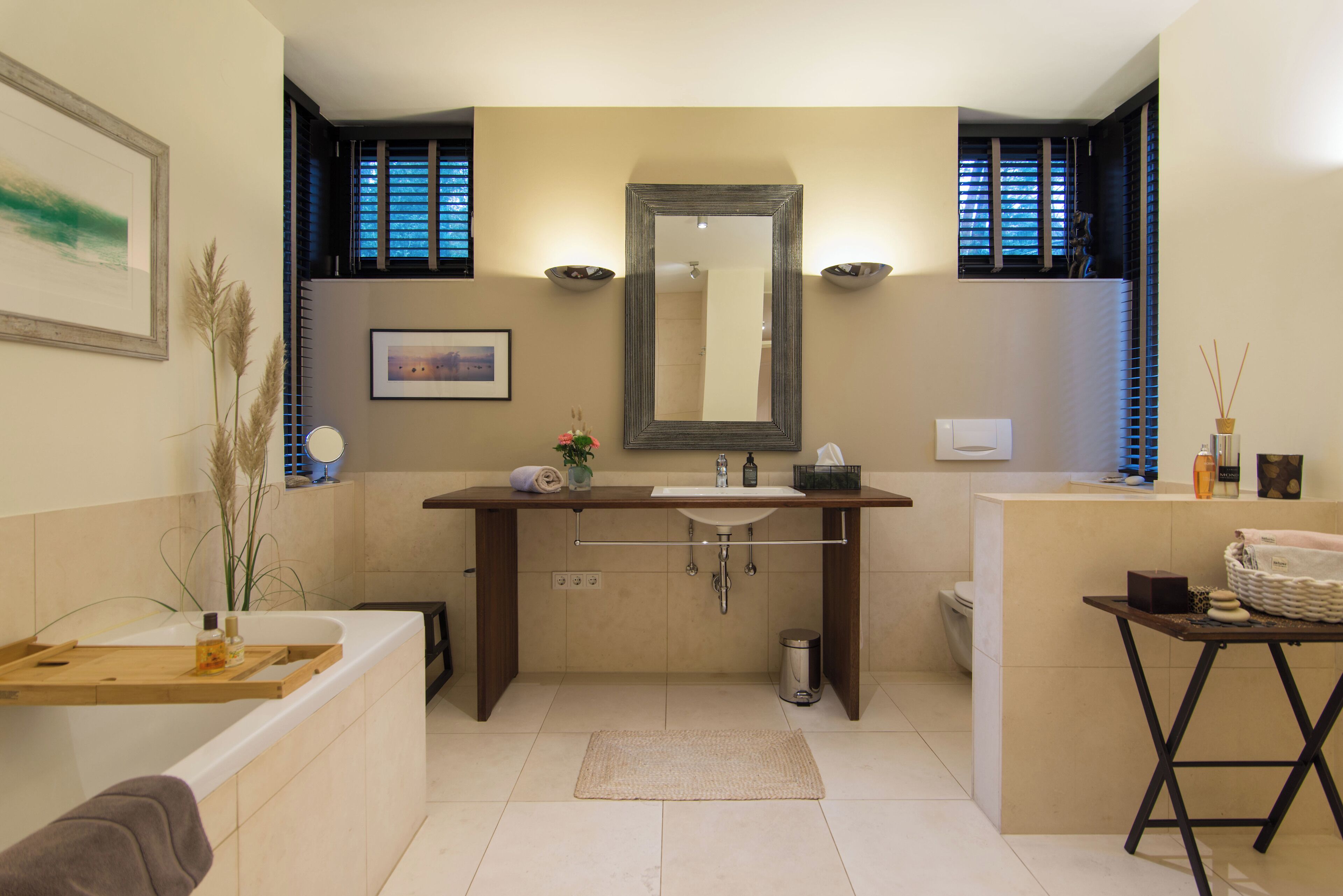 Haartrockner, Handtücher, Seife, Toilettenpapier