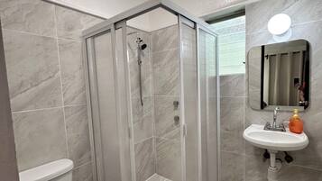 Douche, serviettes fournies, savon, shampoing