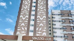A tall building with a patterned facade and the name "SPAZZIO diRoma" on the entrance. - Spazzio diRoma Charme II with free entrance to Acqua Park, Splash Caldas Novas (Caldas Novas)