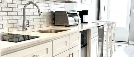 Refrigerador, microondas, parrilla de estufa y cafetera y tetera