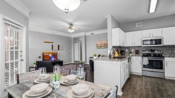 Een koelkast, een microgolfoven, een oven, een kookplaat