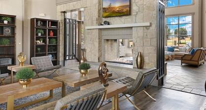 Refined 2BR 2BA Unit with Pool Access in Fort Worth