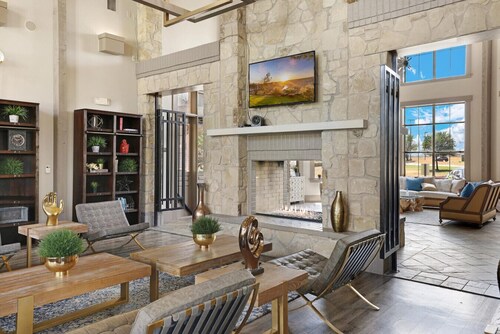 Modern Refined 2BR 2BA Apartment with Pool Access