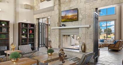 Modern Refined 2BR 2BA Apartment with Pool Access