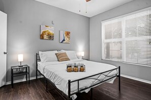 2 habitaciones, tabla de planchar con plancha, wifi y ropa de cama