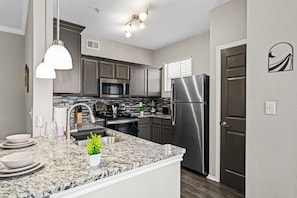 Refrigerador, microondas, horno, placa de cocina