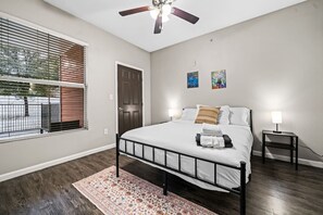 2 多间卧室、熨斗/熨衣板、WiFi、床单