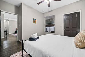 2 室のベッドルーム、アイロン / アイロン台、WiFi、ベッドシーツ