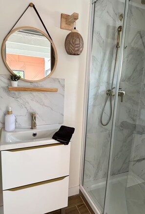 Shower, hair dryer, towels, soap - Tom's cottage (Caumont-sur-Durance)
