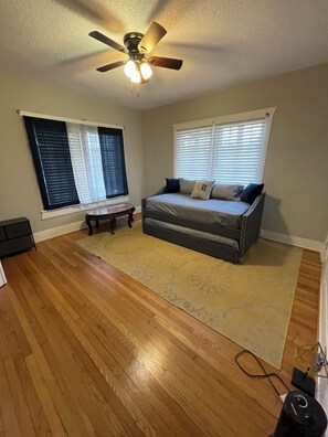 Smart TV, stereo - Magic City Home walkable to Top Golf, New Amphitheater, Uptown, City Walk &more! (Birmingham)