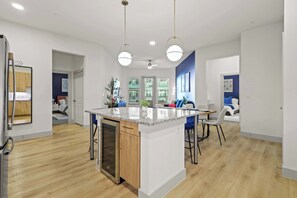 2 عدّة غرف نوم ومكتب ومكواة/لوح كي وسرير سفر