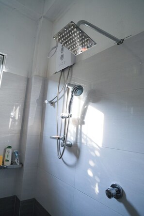 Towels, soap, shampoo, toilet paper - RM Homestay (Negombo)