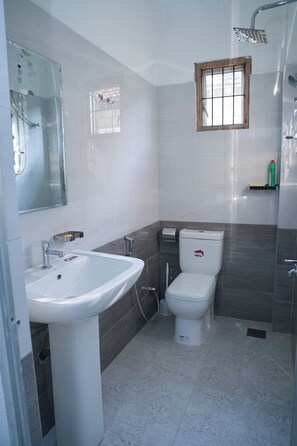 Towels, soap, shampoo, toilet paper - RM Homestay (Negombo)