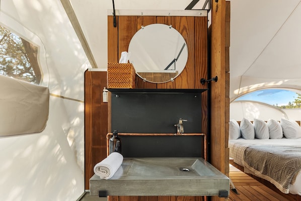 Regadera, amenidades de baño gratuitas, toallas, jabón