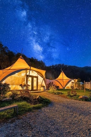 Exterior. Under Canvas White Mountains