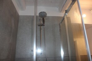Regadera, secadora de cabello, bidet, toallas