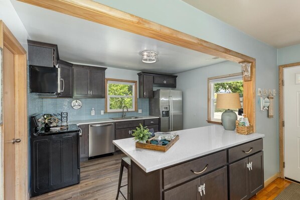 Fridge, microwave, oven, dishwasher - Beach Glass block from Heart of Saugatuck! (Saugatuck)