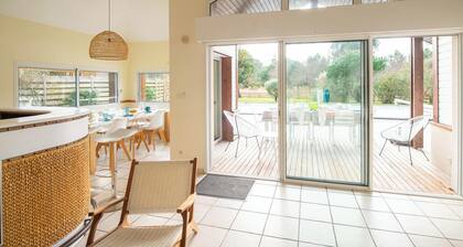 Villa 145 m² near ocean with pool and garden