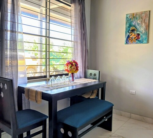 Property for 12 People -w/ WiFi, AC- 5 Mins to Dominical Beach-30 Mins to Park