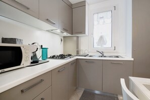 Kühlschrank, Mikrowelle, Herdplatte, Wasserkocher mit Kaffee-/Teezubehör