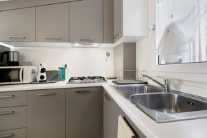 Kühlschrank, Mikrowelle, Herdplatte, Wasserkocher mit Kaffee-/Teezubehör