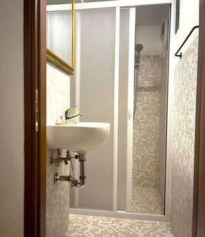 Douche, sĂšche-cheveux, bidet, serviettes fournies