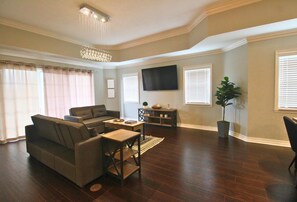 TV - 3BR Luxe Condo in Reunion with Luxe & Touches (Kissimmee)