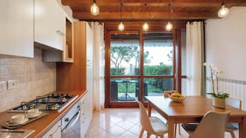 Fridge, oven, stovetop, dishwasher