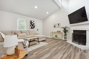 Smart TV, chimenea y libros 