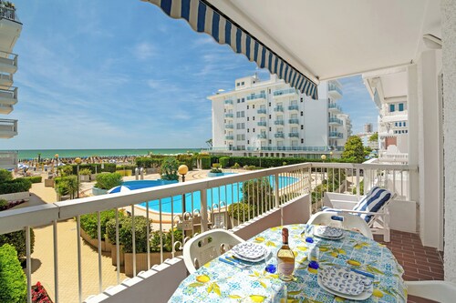 Apartment 'Relaxing' with Sea View, Shared Pool and Wi-Fi