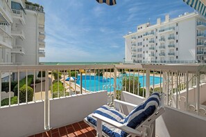 Property grounds - Relaxing Sea View: Stunning Beachfront Terrace and Pool in Jesolo (Lido di Jesolo)