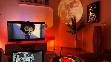Luxe villa, 3 slaapkamers, keuken, op benedenverdieping | Woonruimte | Een 65-inch smart-tv met digitale zenders, Netflix en Hulu