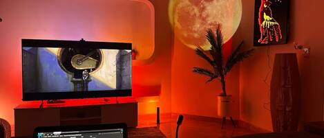 Luksusvilla, 3 soverom, kjøkken, 1. etasje | Oppholdsområde | En 65-tommers smart-TV med digitale kanaler samt Netflix og Hulu