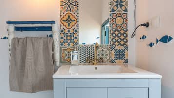 Regadera, secadora de cabello, toallas