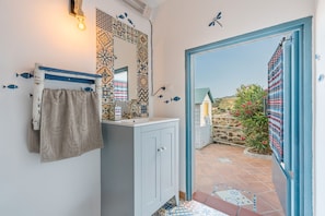 Shower, hair dryer, towels - Holiday Home 'La Alamea' with Sea View, Private Pool and Wi-Fi (Almuñecar)
