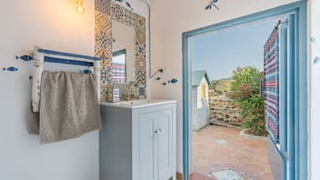 Chuveiro, secador de cabelo, toalhas de banho