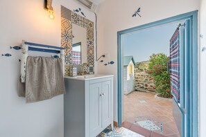 Shower, hair dryer, towels - Holiday Home 'La Alamea' with Sea View, Private Pool and Wi-Fi (Almuñecar)