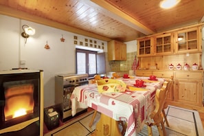 Una cocina con armarios de madera, una estufa y una mesa lista para comer.