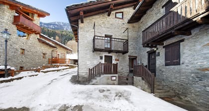 Chalet 'Petite Maison Des Alpes' with Mountain View and Balcony