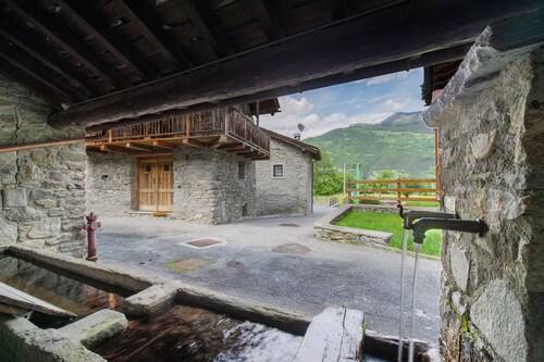 Chalet 'Petite Maison Des Alpes' avec vue sur montagne et balcon