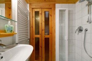 Douche, articles de toilette gratuits, sèche-cheveux