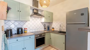 Fridge, oven, stovetop, coffee/tea maker