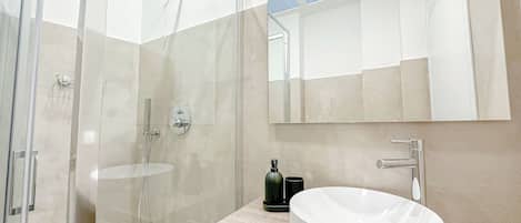 Douche, sèche-cheveux, bidet, serviettes fournies