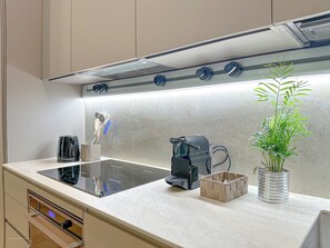 Fridge, microwave, oven, stovetop - Cirillo Luxury Suite 16 - 3 min dall'Arco della Pace (Milano)