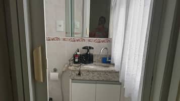 Chuveiro, secador de cabelo, toalhas de banho, sabonete