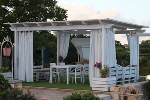 Outdoor dining - Trullo 'Vito with Pool' with Private Pool, Shared Terrace and Wi-Fi (Martina Franca)