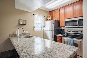 Microwave, oven, stovetop, dishwasher - Adventure Loft: Near Trails, Pool and Golf (Sedona)