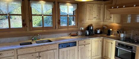 فرن، غسالة أطباق، ماكينة لصنع القهوة/الشاي، محمصة خبز