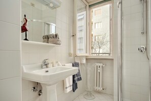 Regadera, secadora de cabello, bidet, toallas 