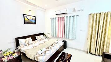 Deluxe Room | Desk, laptop workspace, WiFi (free)